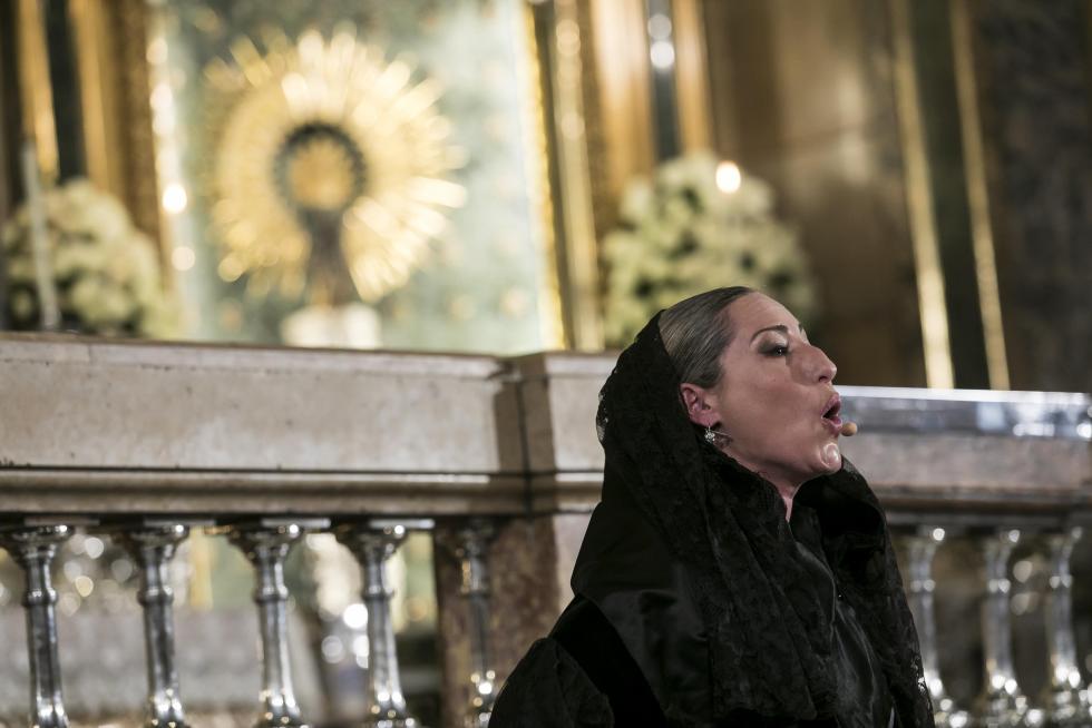 Abrazo jotero a la Virgen del Pilar