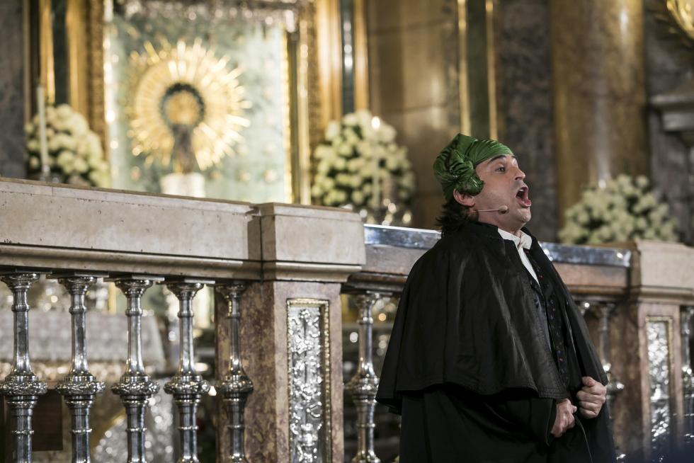 Abrazo jotero a la Virgen del Pilar