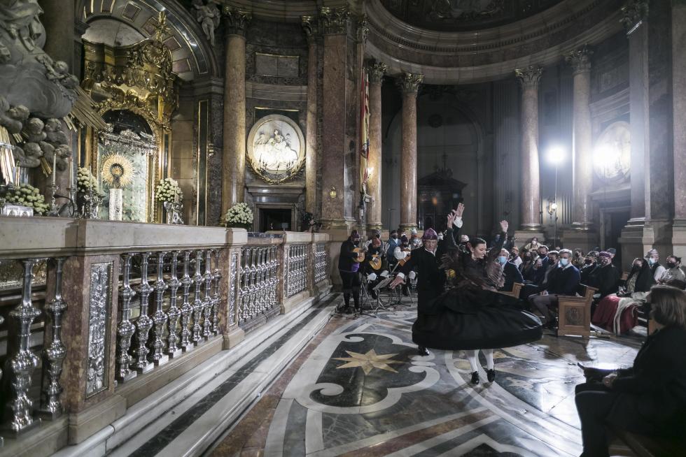 Abrazo jotero a la Virgen del Pilar