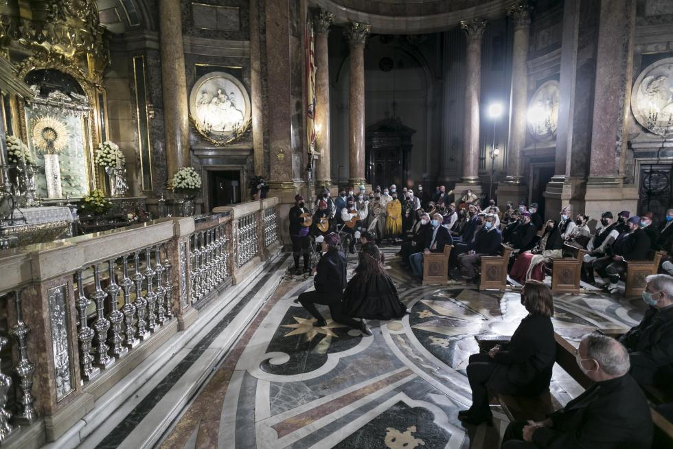 Abrazo jotero a la Virgen del Pilar