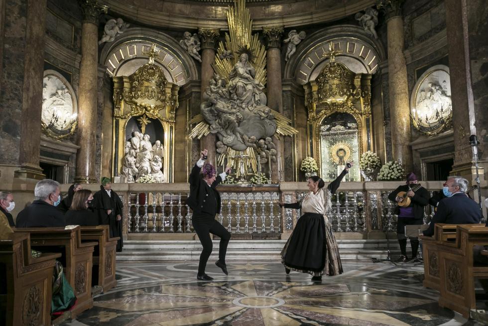 Abrazo jotero a la Virgen del Pilar