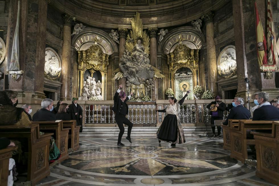 Abrazo jotero a la Virgen del Pilar