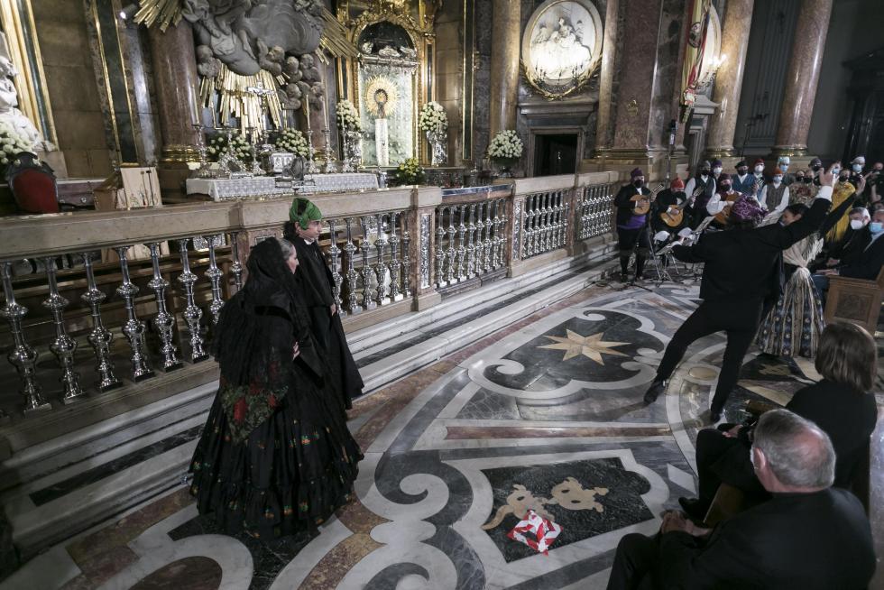 Abrazo jotero a la Virgen del Pilar