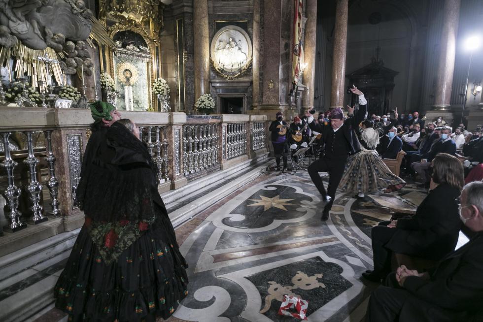 Abrazo jotero a la Virgen del Pilar