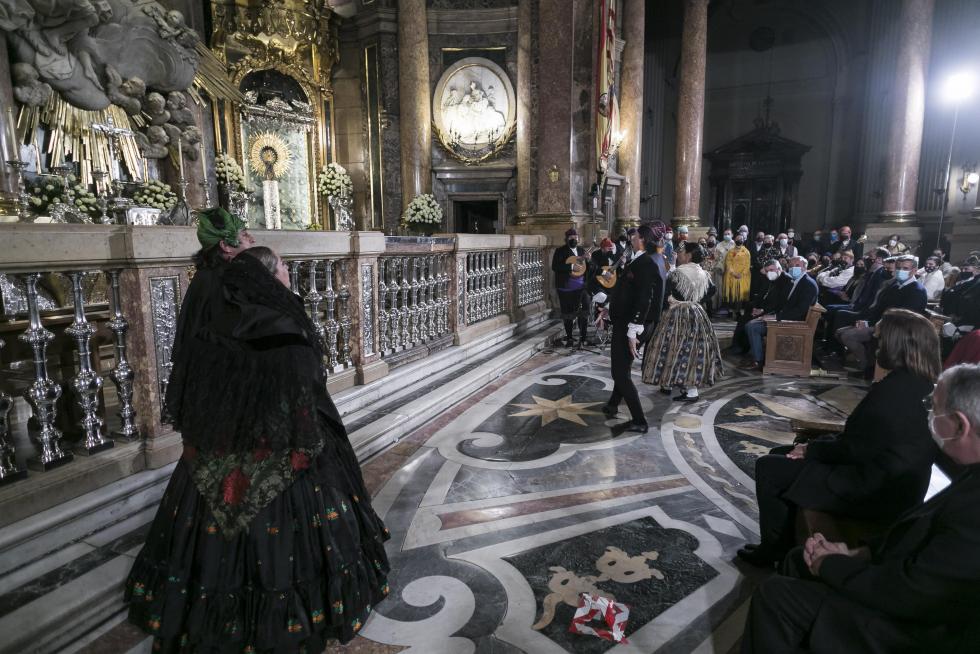 Abrazo jotero a la Virgen del Pilar