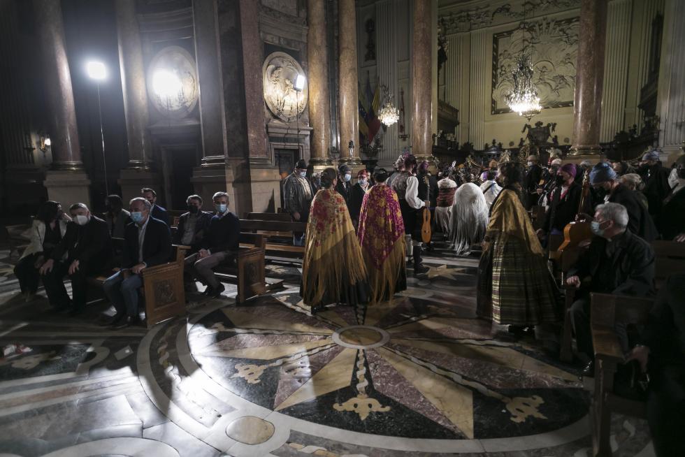 Abrazo jotero a la Virgen del Pilar