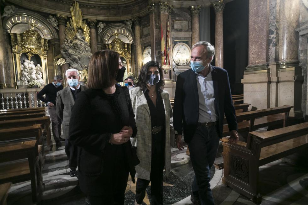 Abrazo jotero a la Virgen del Pilar