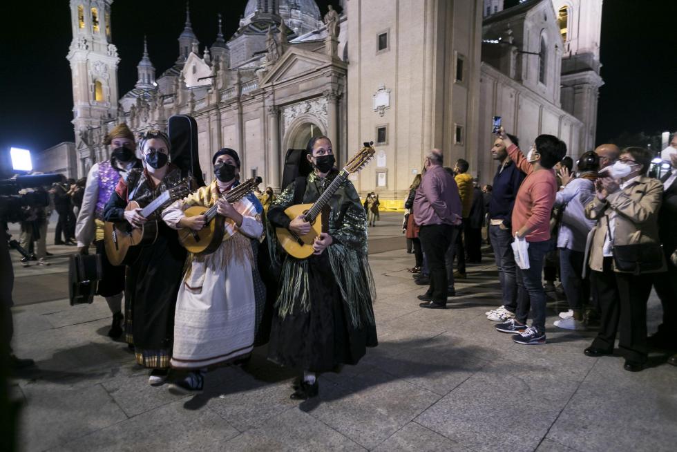 Abrazo jotero a la Virgen del Pilar