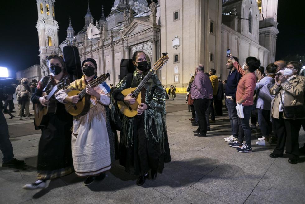 Abrazo jotero a la Virgen del Pilar
