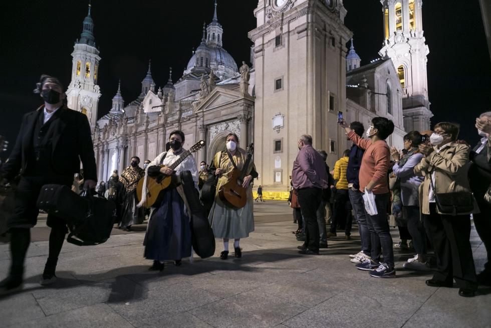Abrazo jotero a la Virgen del Pilar