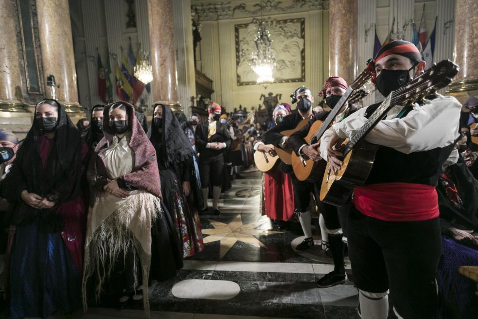 Abrazo jotero a la Virgen del Pilar