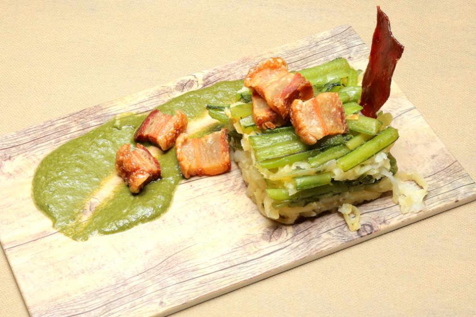 Borraja con patata, torrezno y jamón de Candelas.
