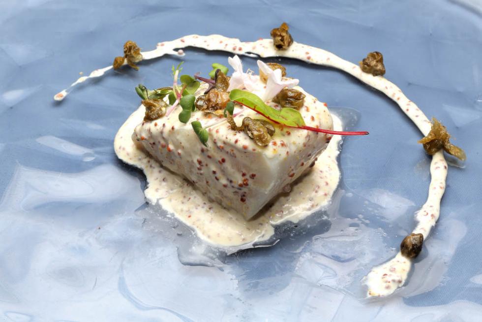 Lomo de bacalo, salsa de mostaza y alcaparras de La Scala.