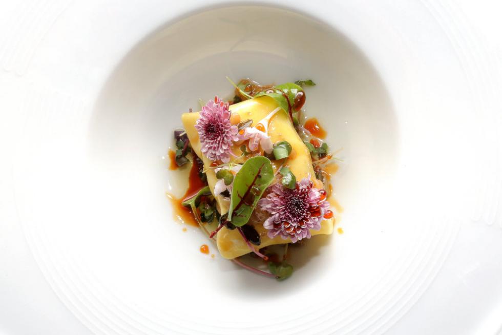 Ensalada de brotes, ravioli de queso, frutos secos y albahaca de La Scala.