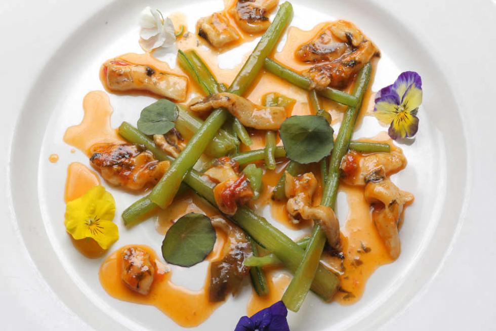Borrajas con callos de bacalao y tomate rosa de El Rincón de Sas.