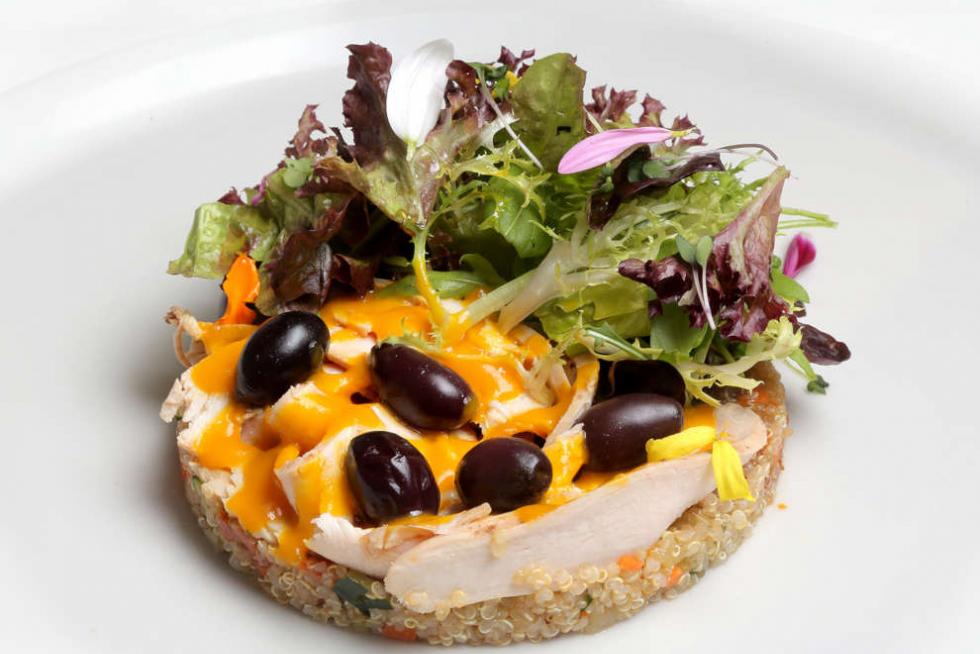 Ensalada de capón, pollo de corral, quinoa y mango de El Chalet.
