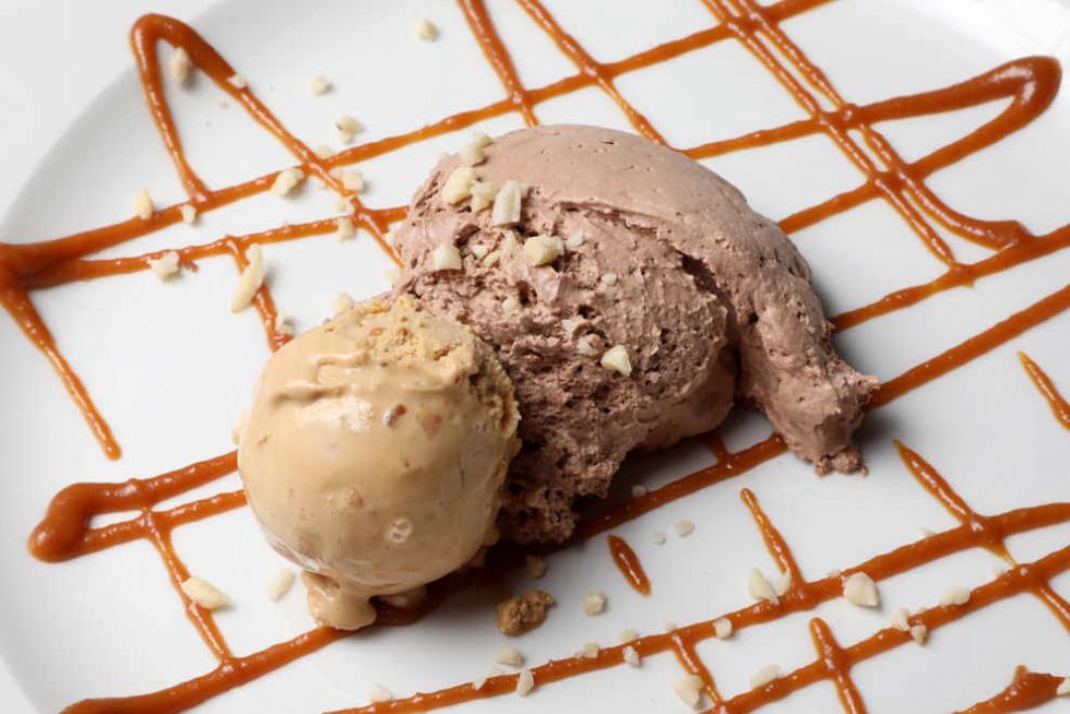 Mousse de chocolate con helado de turrón de El Blasón del tubo.