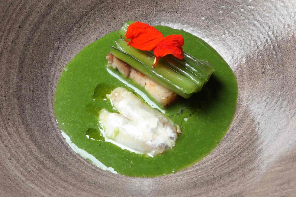Cococha de bacalao, borraja y panceta en salsa verde.