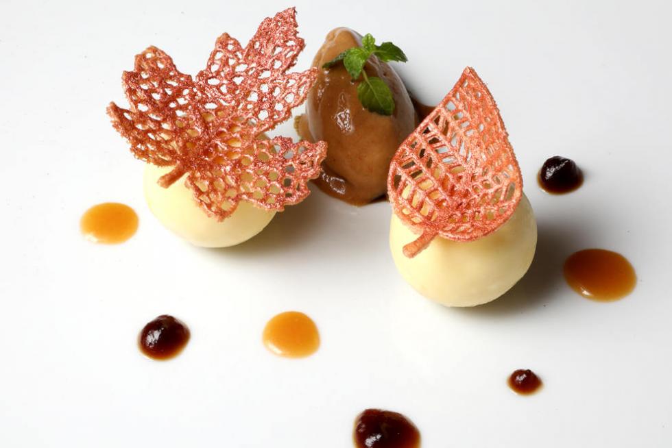Bombón de crema de leche con helado de café de Goralai.