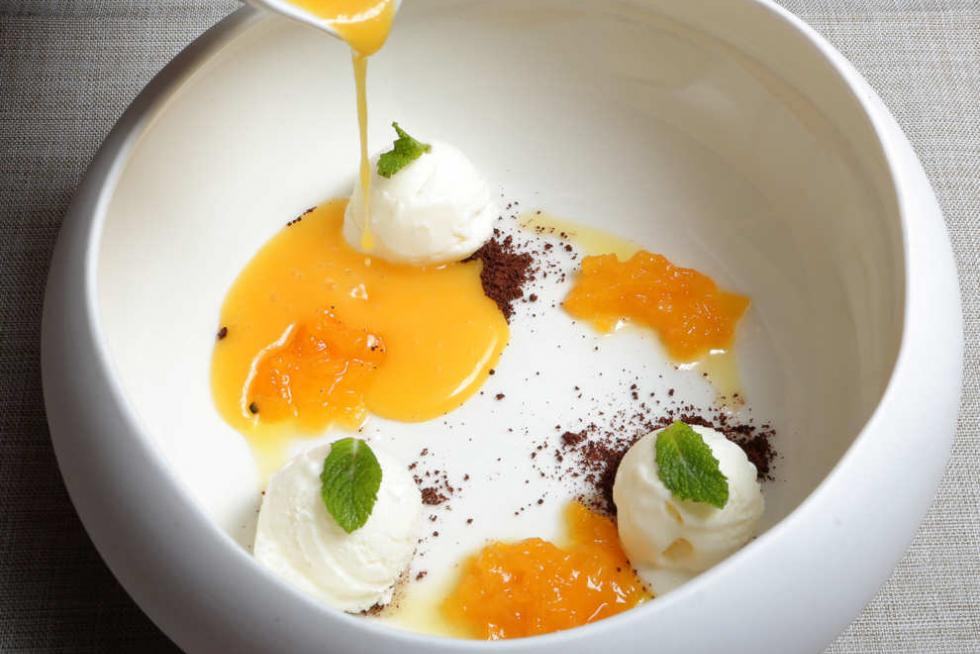 Melocotón con helado de yogur de La Bodega de Chema.
