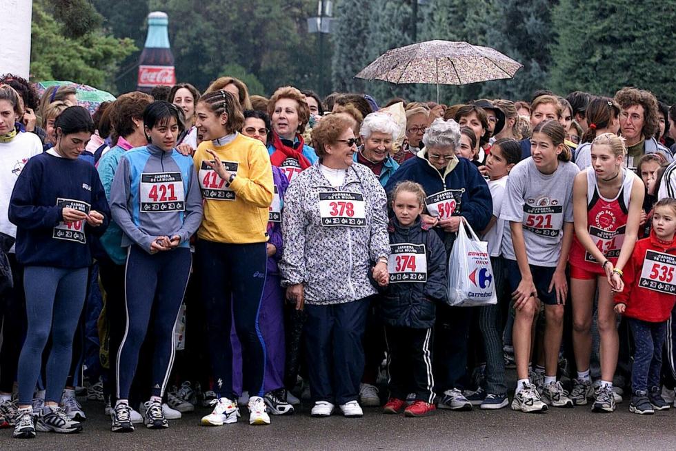 Este domingo, la capital aragonesa volverá a teñirse de rosa con motivo de la Carrera de la Mujer. Una cita con el atletismo cada vez más popular que celebró su primera edición en el año 1998 (entonces con salida en el Parque Grande José Antonio Labordeta) y que desde entonces no ha dejado de sumar mujeres que no dudan en calzarse las zapatillas y darlo todo contra el cáncer de mama. Consulta el recorrido y horario de la Carrera de la Mujer 2021 en Zaragoza.