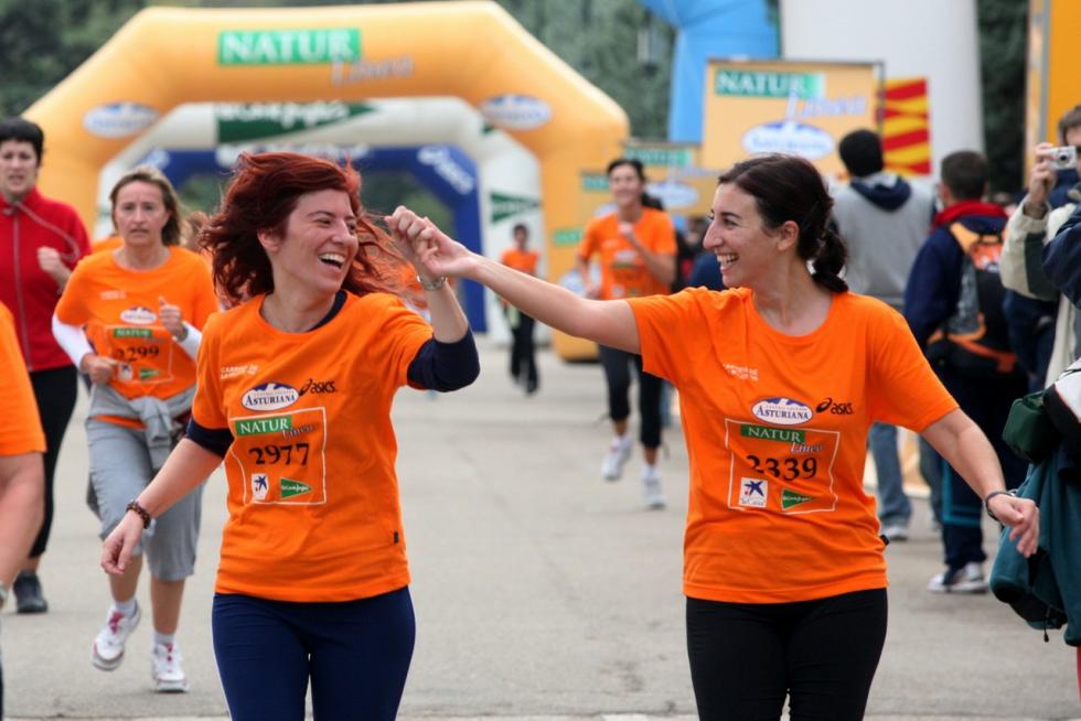 Este domingo, la capital aragonesa volverá a teñirse de rosa con motivo de la Carrera de la Mujer. Una cita con el atletismo cada vez más popular que celebró su primera edición en el año 1998 (entonces con salida en el Parque Grande José Antonio Labordeta) y que desde entonces no ha dejado de sumar mujeres que no dudan en calzarse las zapatillas y darlo todo contra el cáncer de mama. Consulta el recorrido y horario de la Carrera de la Mujer 2021 en Zaragoza.