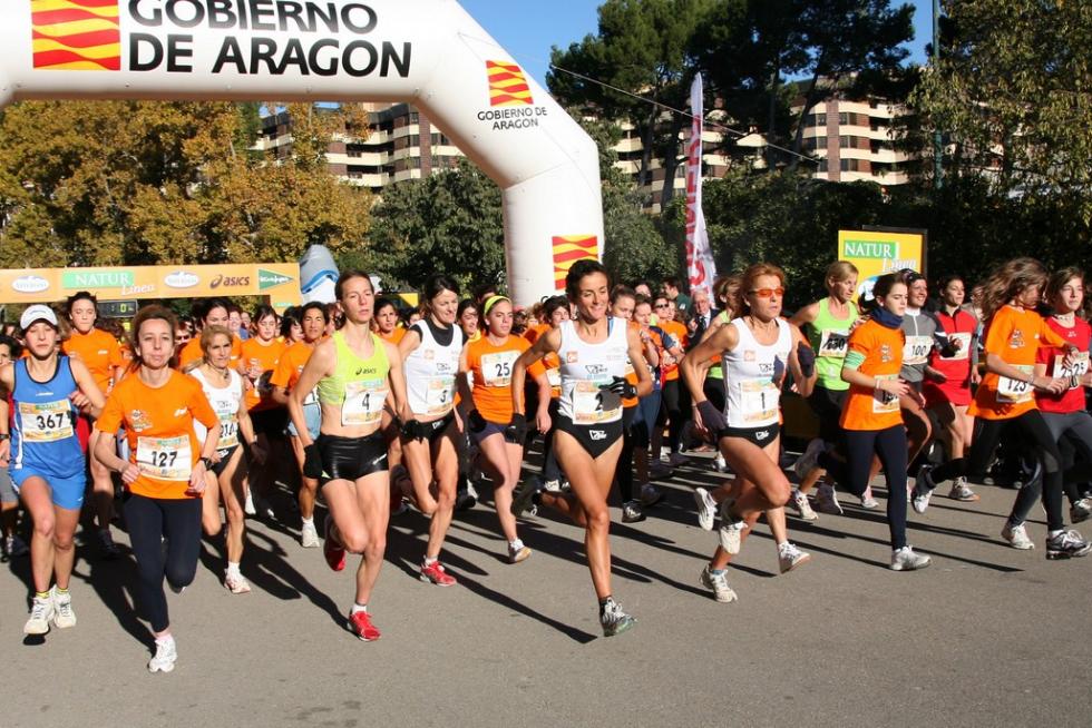 Este domingo, la capital aragonesa volverá a teñirse de rosa con motivo de la Carrera de la Mujer. Una cita con el atletismo cada vez más popular que celebró su primera edición en el año 1998 (entonces con salida en el Parque Grande José Antonio Labordeta) y que desde entonces no ha dejado de sumar mujeres que no dudan en calzarse las zapatillas y darlo todo contra el cáncer de mama. Consulta el recorrido y horario de la Carrera de la Mujer 2021 en Zaragoza.