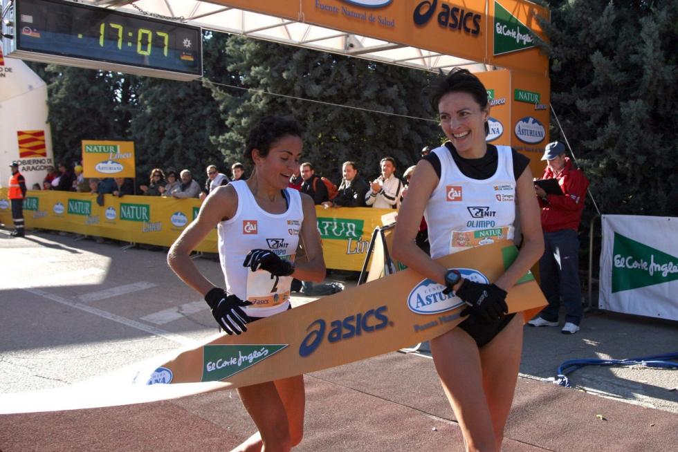 Este domingo, la capital aragonesa volverá a teñirse de rosa con motivo de la Carrera de la Mujer. Una cita con el atletismo cada vez más popular que celebró su primera edición en el año 1998 (entonces con salida en el Parque Grande José Antonio Labordeta) y que desde entonces no ha dejado de sumar mujeres que no dudan en calzarse las zapatillas y darlo todo contra el cáncer de mama. Consulta el recorrido y horario de la Carrera de la Mujer 2021 en Zaragoza.