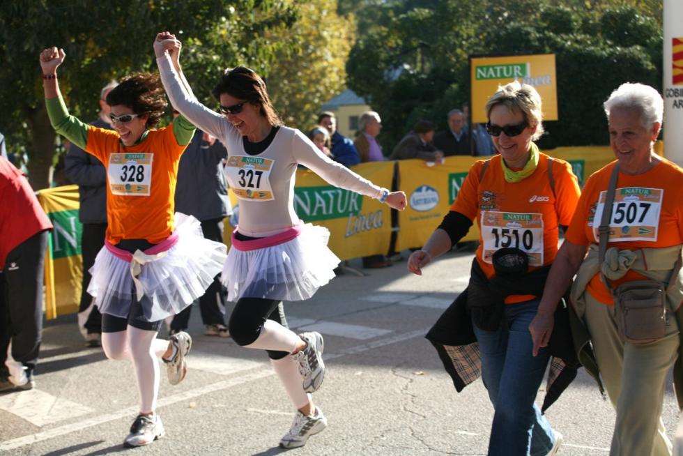 Este domingo, la capital aragonesa volverá a teñirse de rosa con motivo de la Carrera de la Mujer. Una cita con el atletismo cada vez más popular que celebró su primera edición en el año 1998 (entonces con salida en el Parque Grande José Antonio Labordeta) y que desde entonces no ha dejado de sumar mujeres que no dudan en calzarse las zapatillas y darlo todo contra el cáncer de mama. Consulta el recorrido y horario de la Carrera de la Mujer 2021 en Zaragoza.