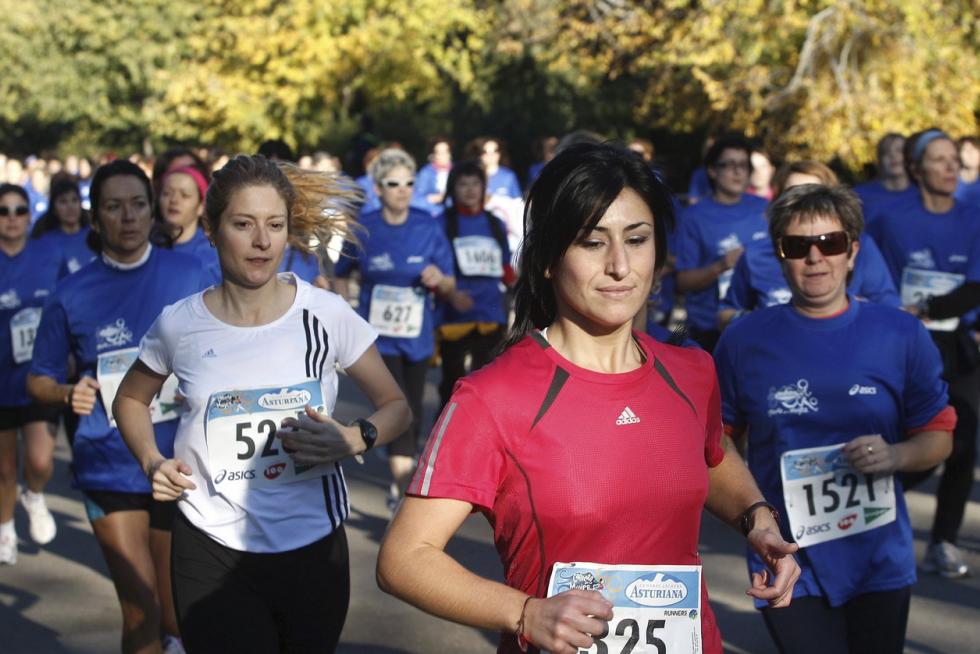 Este domingo, la capital aragonesa volverá a teñirse de rosa con motivo de la Carrera de la Mujer. Una cita con el atletismo cada vez más popular que celebró su primera edición en el año 1998 (entonces con salida en el Parque Grande José Antonio Labordeta) y que desde entonces no ha dejado de sumar mujeres que no dudan en calzarse las zapatillas y darlo todo contra el cáncer de mama. Consulta el recorrido y horario de la Carrera de la Mujer 2021 en Zaragoza.