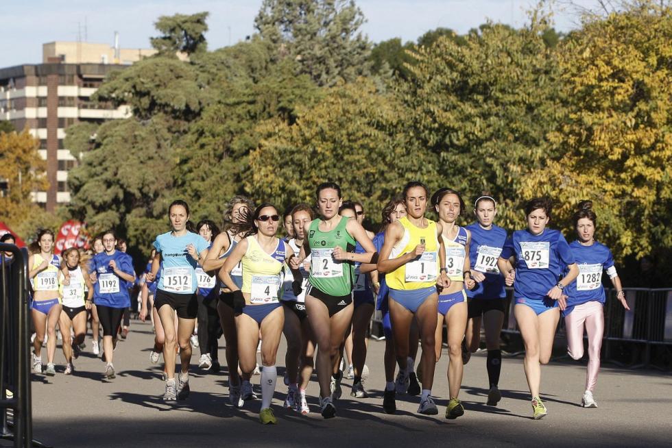 Este domingo, la capital aragonesa volverá a teñirse de rosa con motivo de la Carrera de la Mujer. Una cita con el atletismo cada vez más popular que celebró su primera edición en el año 1998 (entonces con salida en el Parque Grande José Antonio Labordeta) y que desde entonces no ha dejado de sumar mujeres que no dudan en calzarse las zapatillas y darlo todo contra el cáncer de mama. Consulta el recorrido y horario de la Carrera de la Mujer 2021 en Zaragoza.