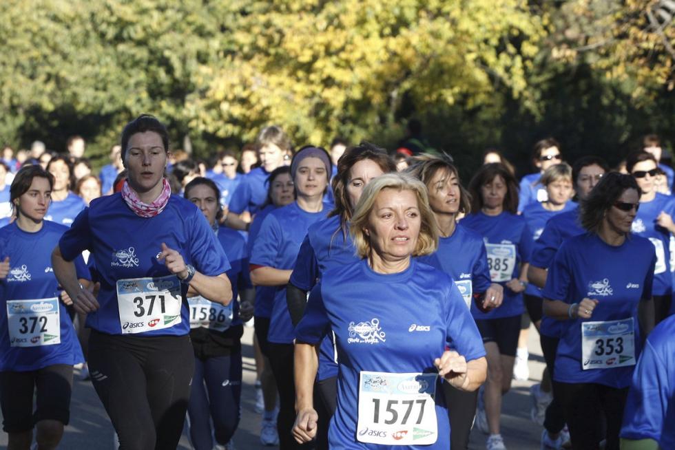 Este domingo, la capital aragonesa volverá a teñirse de rosa con motivo de la Carrera de la Mujer. Una cita con el atletismo cada vez más popular que celebró su primera edición en el año 1998 (entonces con salida en el Parque Grande José Antonio Labordeta) y que desde entonces no ha dejado de sumar mujeres que no dudan en calzarse las zapatillas y darlo todo contra el cáncer de mama. Consulta el recorrido y horario de la Carrera de la Mujer 2021 en Zaragoza.