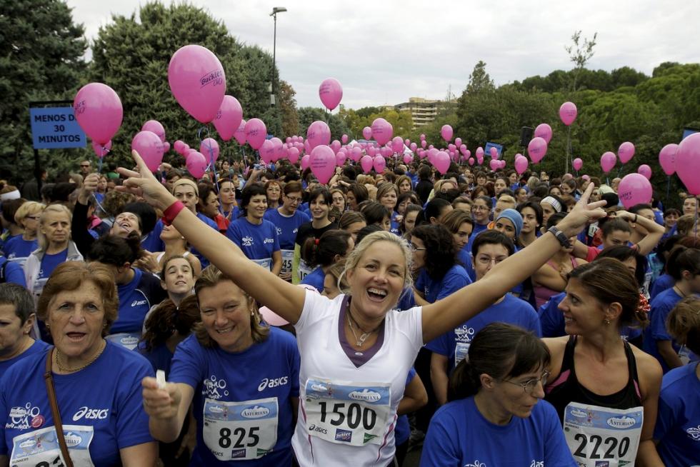Este domingo, la capital aragonesa volverá a teñirse de rosa con motivo de la Carrera de la Mujer. Una cita con el atletismo cada vez más popular que celebró su primera edición en el año 1998 (entonces con salida en el Parque Grande José Antonio Labordeta) y que desde entonces no ha dejado de sumar mujeres que no dudan en calzarse las zapatillas y darlo todo contra el cáncer de mama. Consulta el recorrido y horario de la Carrera de la Mujer 2021 en Zaragoza.