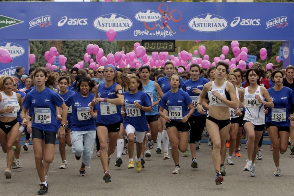 Este domingo, la capital aragonesa volverá a teñirse de rosa con motivo de la Carrera de la Mujer. Una cita con el atletismo cada vez más popular que celebró su primera edición en el año 1998 (entonces con salida en el Parque Grande José Antonio Labordeta) y que desde entonces no ha dejado de sumar mujeres que no dudan en calzarse las zapatillas y darlo todo contra el cáncer de mama. Consulta el recorrido y horario de la Carrera de la Mujer 2021 en Zaragoza.