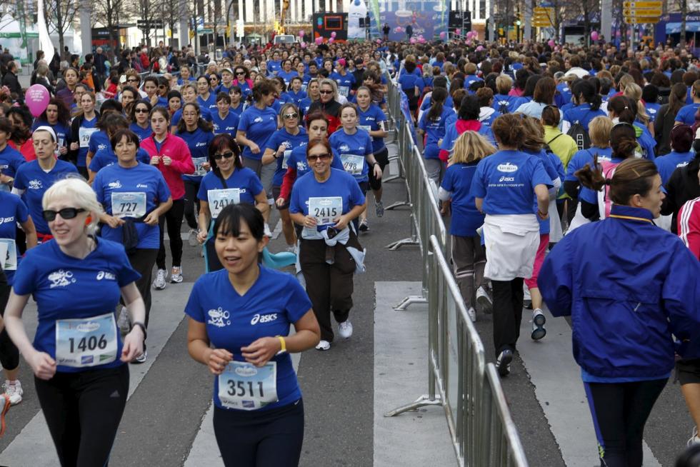 Este domingo, la capital aragonesa volverá a teñirse de rosa con motivo de la Carrera de la Mujer. Una cita con el atletismo cada vez más popular que celebró su primera edición en el año 1998 (entonces con salida en el Parque Grande José Antonio Labordeta) y que desde entonces no ha dejado de sumar mujeres que no dudan en calzarse las zapatillas y darlo todo contra el cáncer de mama. Consulta el recorrido y horario de la Carrera de la Mujer 2021 en Zaragoza.
