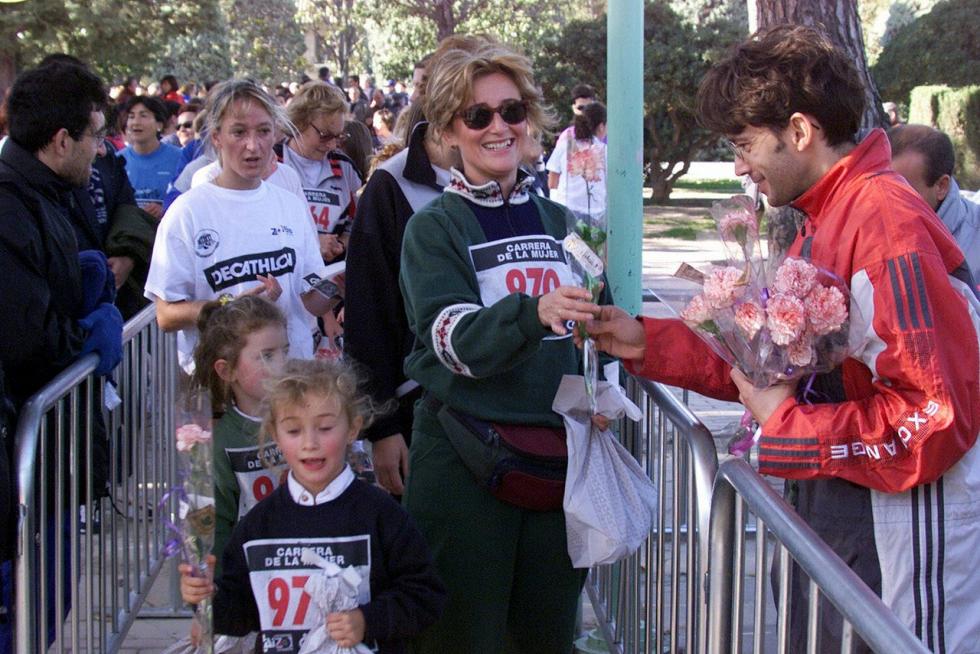 Este domingo, la capital aragonesa volverá a teñirse de rosa con motivo de la Carrera de la Mujer. Una cita con el atletismo cada vez más popular que celebró su primera edición en el año 1998 (entonces con salida en el Parque Grande José Antonio Labordeta) y que desde entonces no ha dejado de sumar mujeres que no dudan en calzarse las zapatillas y darlo todo contra el cáncer de mama. Consulta el recorrido y horario de la Carrera de la Mujer 2021 en Zaragoza.
