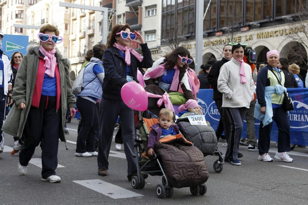 Este domingo, la capital aragonesa volverá a teñirse de rosa con motivo de la Carrera de la Mujer. Una cita con el atletismo cada vez más popular que celebró su primera edición en el año 1998 (entonces con salida en el Parque Grande José Antonio Labordeta) y que desde entonces no ha dejado de sumar mujeres que no dudan en calzarse las zapatillas y darlo todo contra el cáncer de mama. Consulta el recorrido y horario de la Carrera de la Mujer 2021 en Zaragoza.