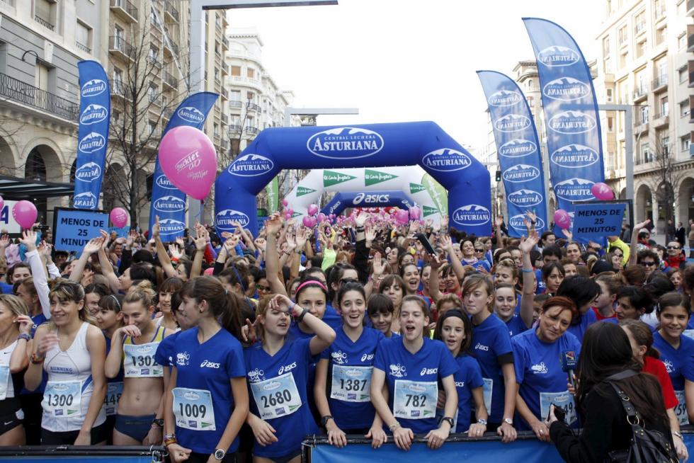 Este domingo, la capital aragonesa volverá a teñirse de rosa con motivo de la Carrera de la Mujer. Una cita con el atletismo cada vez más popular que celebró su primera edición en el año 1998 (entonces con salida en el Parque Grande José Antonio Labordeta) y que desde entonces no ha dejado de sumar mujeres que no dudan en calzarse las zapatillas y darlo todo contra el cáncer de mama. Consulta el recorrido y horario de la Carrera de la Mujer 2021 en Zaragoza.