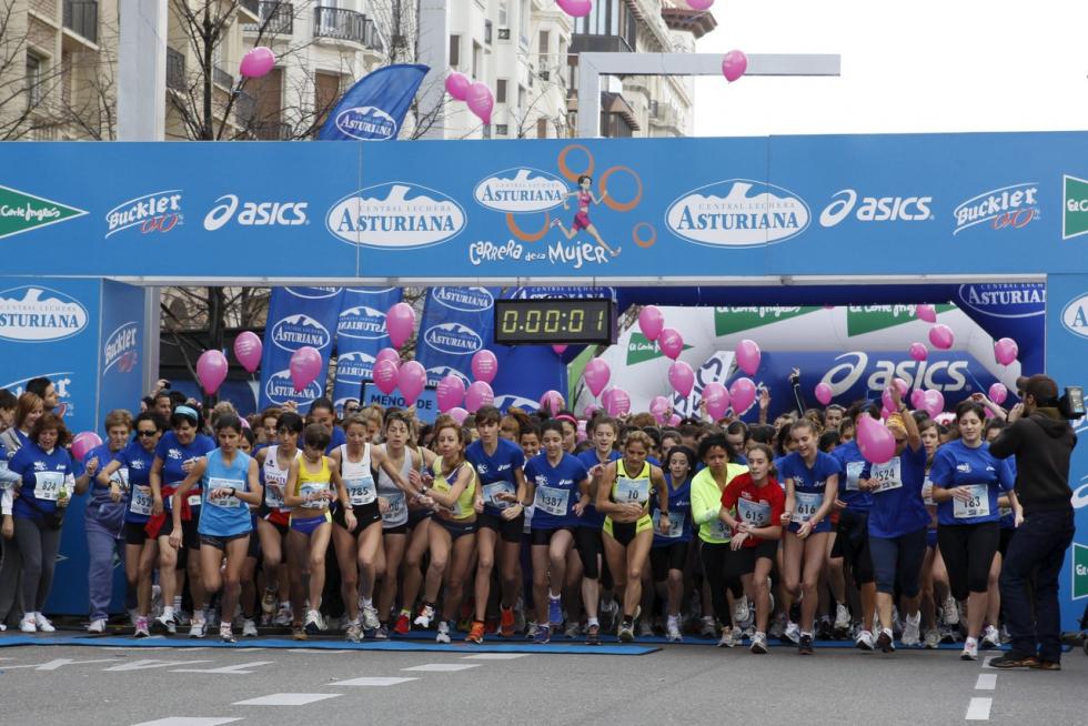 Este domingo, la capital aragonesa volverá a teñirse de rosa con motivo de la Carrera de la Mujer. Una cita con el atletismo cada vez más popular que celebró su primera edición en el año 1998 (entonces con salida en el Parque Grande José Antonio Labordeta) y que desde entonces no ha dejado de sumar mujeres que no dudan en calzarse las zapatillas y darlo todo contra el cáncer de mama. Consulta el recorrido y horario de la Carrera de la Mujer 2021 en Zaragoza.