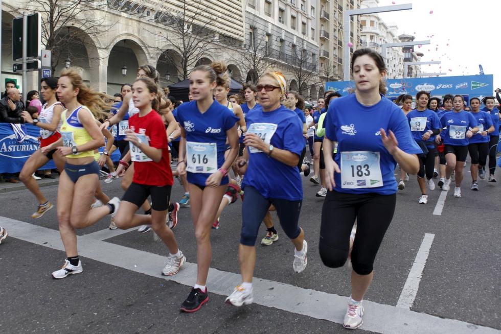 Este domingo, la capital aragonesa volverá a teñirse de rosa con motivo de la Carrera de la Mujer. Una cita con el atletismo cada vez más popular que celebró su primera edición en el año 1998 (entonces con salida en el Parque Grande José Antonio Labordeta) y que desde entonces no ha dejado de sumar mujeres que no dudan en calzarse las zapatillas y darlo todo contra el cáncer de mama. Consulta el recorrido y horario de la Carrera de la Mujer 2021 en Zaragoza.