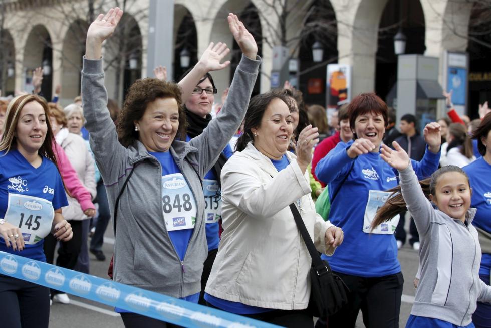 Este domingo, la capital aragonesa volverá a teñirse de rosa con motivo de la Carrera de la Mujer. Una cita con el atletismo cada vez más popular que celebró su primera edición en el año 1998 (entonces con salida en el Parque Grande José Antonio Labordeta) y que desde entonces no ha dejado de sumar mujeres que no dudan en calzarse las zapatillas y darlo todo contra el cáncer de mama. Consulta el recorrido y horario de la Carrera de la Mujer 2021 en Zaragoza.