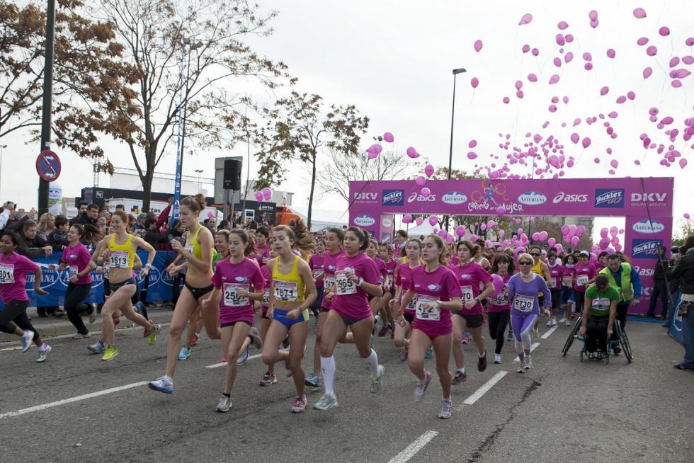 Este domingo, la capital aragonesa volverá a teñirse de rosa con motivo de la Carrera de la Mujer. Una cita con el atletismo cada vez más popular que celebró su primera edición en el año 1998 (entonces con salida en el Parque Grande José Antonio Labordeta) y que desde entonces no ha dejado de sumar mujeres que no dudan en calzarse las zapatillas y darlo todo contra el cáncer de mama. Consulta el recorrido y horario de la Carrera de la Mujer 2021 en Zaragoza.