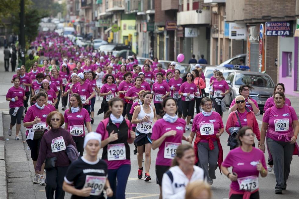 Este domingo, la capital aragonesa volverá a teñirse de rosa con motivo de la Carrera de la Mujer. Una cita con el atletismo cada vez más popular que celebró su primera edición en el año 1998 (entonces con salida en el Parque Grande José Antonio Labordeta) y que desde entonces no ha dejado de sumar mujeres que no dudan en calzarse las zapatillas y darlo todo contra el cáncer de mama. Consulta el recorrido y horario de la Carrera de la Mujer 2021 en Zaragoza.