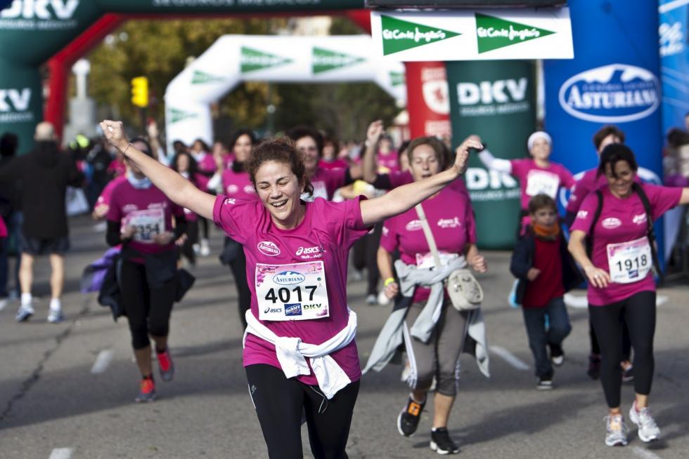 Este domingo, la capital aragonesa volverá a teñirse de rosa con motivo de la Carrera de la Mujer. Una cita con el atletismo cada vez más popular que celebró su primera edición en el año 1998 (entonces con salida en el Parque Grande José Antonio Labordeta) y que desde entonces no ha dejado de sumar mujeres que no dudan en calzarse las zapatillas y darlo todo contra el cáncer de mama. Consulta el recorrido y horario de la Carrera de la Mujer 2021 en Zaragoza.