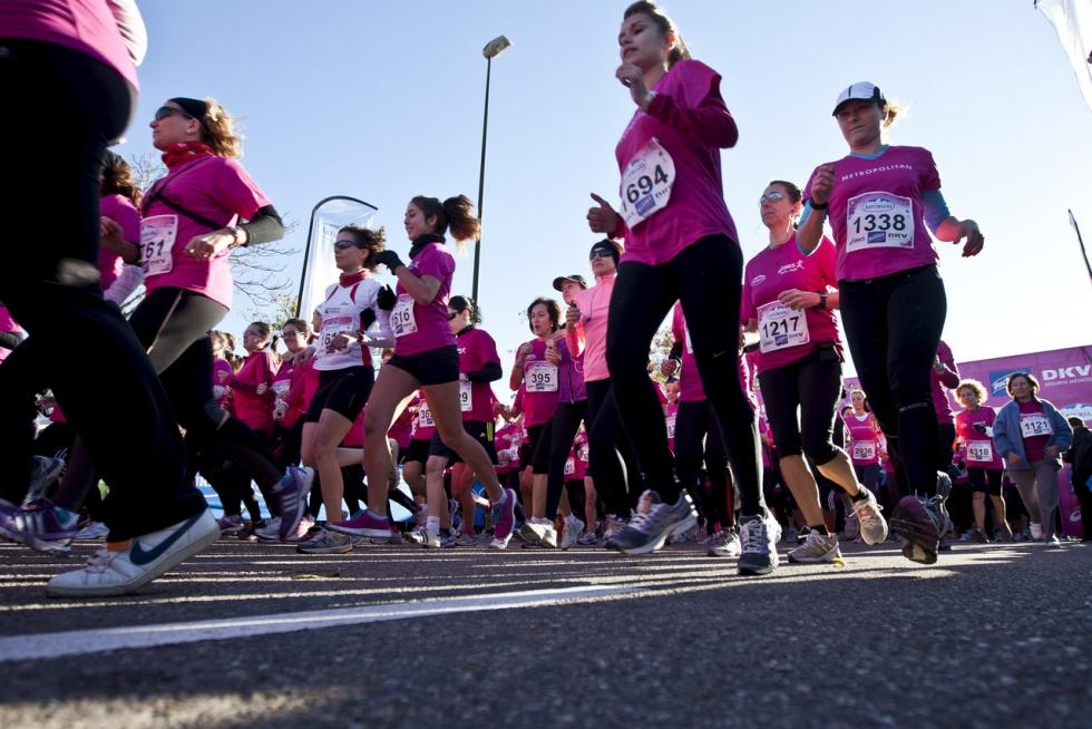 Este domingo, la capital aragonesa volverá a teñirse de rosa con motivo de la Carrera de la Mujer. Una cita con el atletismo cada vez más popular que celebró su primera edición en el año 1998 (entonces con salida en el Parque Grande José Antonio Labordeta) y que desde entonces no ha dejado de sumar mujeres que no dudan en calzarse las zapatillas y darlo todo contra el cáncer de mama. Consulta el recorrido y horario de la Carrera de la Mujer 2021 en Zaragoza.