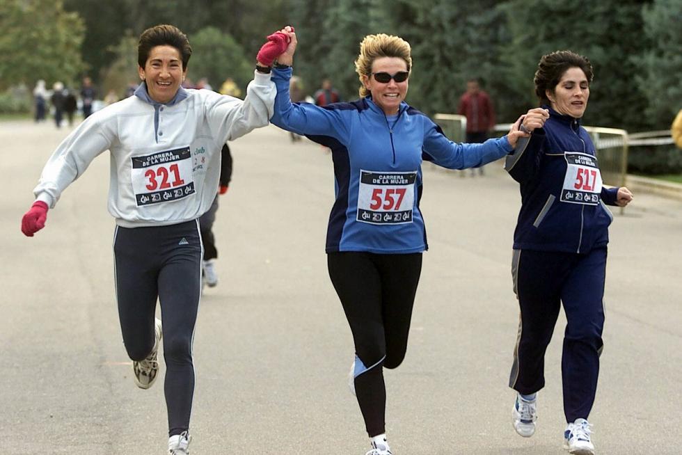Este domingo, la capital aragonesa volverá a teñirse de rosa con motivo de la Carrera de la Mujer. Una cita con el atletismo cada vez más popular que celebró su primera edición en el año 1998 (entonces con salida en el Parque Grande José Antonio Labordeta) y que desde entonces no ha dejado de sumar mujeres que no dudan en calzarse las zapatillas y darlo todo contra el cáncer de mama. Consulta el recorrido y horario de la Carrera de la Mujer 2021 en Zaragoza.