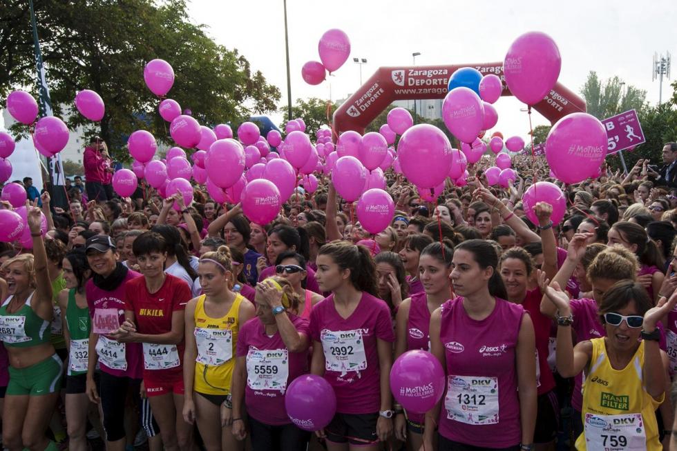 Este domingo, la capital aragonesa volverá a teñirse de rosa con motivo de la Carrera de la Mujer. Una cita con el atletismo cada vez más popular que celebró su primera edición en el año 1998 (entonces con salida en el Parque Grande José Antonio Labordeta) y que desde entonces no ha dejado de sumar mujeres que no dudan en calzarse las zapatillas y darlo todo contra el cáncer de mama. Consulta el recorrido y horario de la Carrera de la Mujer 2021 en Zaragoza.