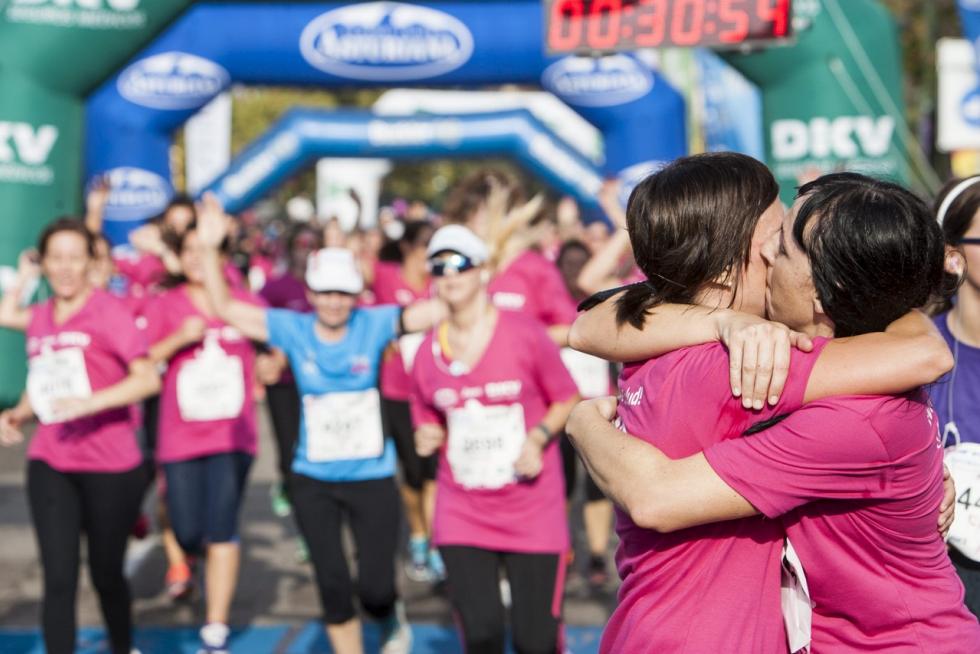 Este domingo, la capital aragonesa volverá a teñirse de rosa con motivo de la Carrera de la Mujer. Una cita con el atletismo cada vez más popular que celebró su primera edición en el año 1998 (entonces con salida en el Parque Grande José Antonio Labordeta) y que desde entonces no ha dejado de sumar mujeres que no dudan en calzarse las zapatillas y darlo todo contra el cáncer de mama. Consulta el recorrido y horario de la Carrera de la Mujer 2021 en Zaragoza.
