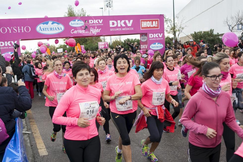 Este domingo, la capital aragonesa volverá a teñirse de rosa con motivo de la Carrera de la Mujer. Una cita con el atletismo cada vez más popular que celebró su primera edición en el año 1998 (entonces con salida en el Parque Grande José Antonio Labordeta) y que desde entonces no ha dejado de sumar mujeres que no dudan en calzarse las zapatillas y darlo todo contra el cáncer de mama. Consulta el recorrido y horario de la Carrera de la Mujer 2021 en Zaragoza.