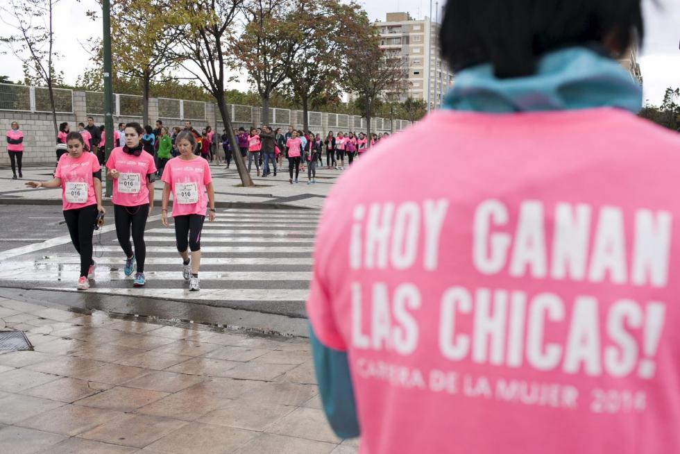 Este domingo, la capital aragonesa volverá a teñirse de rosa con motivo de la Carrera de la Mujer. Una cita con el atletismo cada vez más popular que celebró su primera edición en el año 1998 (entonces con salida en el Parque Grande José Antonio Labordeta) y que desde entonces no ha dejado de sumar mujeres que no dudan en calzarse las zapatillas y darlo todo contra el cáncer de mama. Consulta el recorrido y horario de la Carrera de la Mujer 2021 en Zaragoza.